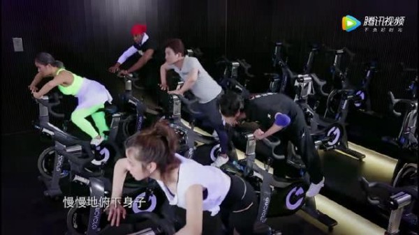 王菊新综艺中秀事业线，赵天宇表情抢镜！