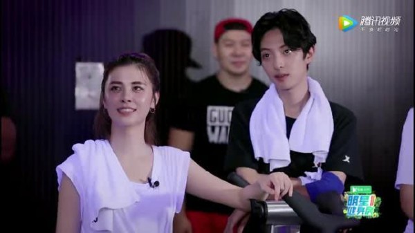 王菊新综艺中秀事业线，赵天宇表情抢镜！