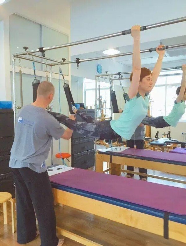 女明星“隐形肌肉衣”背后：谁在深夜健身房挥汗如雨？