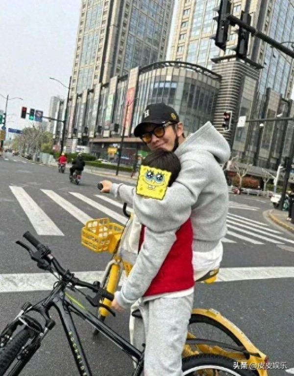 黄晓明带娃出行被网友们普法，已经郑重道歉