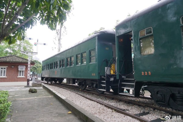 绿皮火车偶遇顶流背后：一场精心设计的“慢出行”营销革命