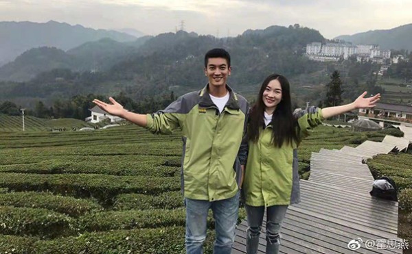 原来明星出行也爱穿冲锋衣