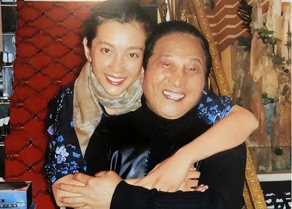 任天野：“气功大师”王林的真面目：荒诞的开光仪式与贪婪的终结
娱乐圈里总有些背后的小秘密，今儿咱就聊聊那位曾经轰动一时的“气功大师”王林。你听说过没？这哥们儿在上世纪90年代可是红极一时啊！凭借他那所谓的“特异功能”和“气功”表演，不仅让一大帮社会名流争相追捧，连李冰冰、王菲、周迅这些大明星都纷纷找上门来。
但你知道吗？这王林啊，背后的故事可比他表演的那些把戏要精彩多了。说出来你可能都不信，这哥们...