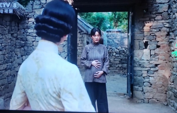 豫中之山人：实在不明白，为什么要一直托着那个肚子！
昨天晚上看了一集多一点儿的《生万物》，这是这部剧在央视开播后第一次看。之所以没有追剧，是因为剧中的主演杨幂。尽管杨幂在当下的娱乐圈被称为流量明星，但因为之前我看过她演的现代剧，一是受不了她那娃娃音，二是真看不出她的演技在哪里，所以，实在是不喜欢看她出演的电视剧。
从媒体上看到有网民说该剧是杨幂的转型之作，再加上当下也没有什么好看的电视剧，也就想看...