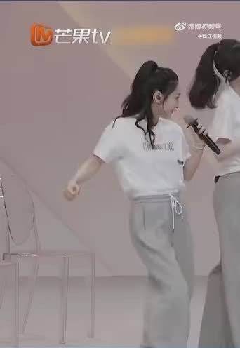 陶昕然性格好活泼啊!爱玩爱跳,看起来好欢乐