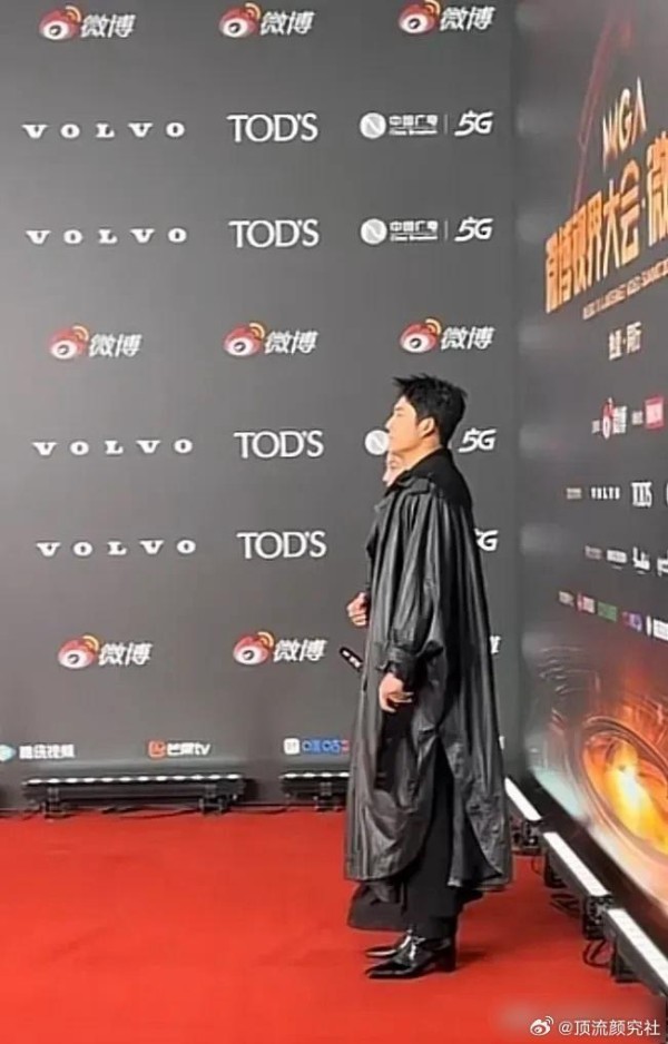 如今男明星纷纷穿上了高跟鞋，以前是内增高，现在卷到毫不掩饰