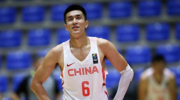 郭艾伦顺利抵达洛杉矶参加NBA全明星,长春冰雪活动结束后转机出发,作为CBA代表开启全明星之旅