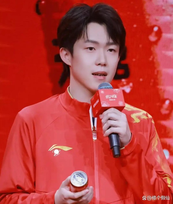 王楚钦随手晒生活,粉丝炸锅骂他“离偶像远了”,明星到底是人还是神劈不开的两头忙