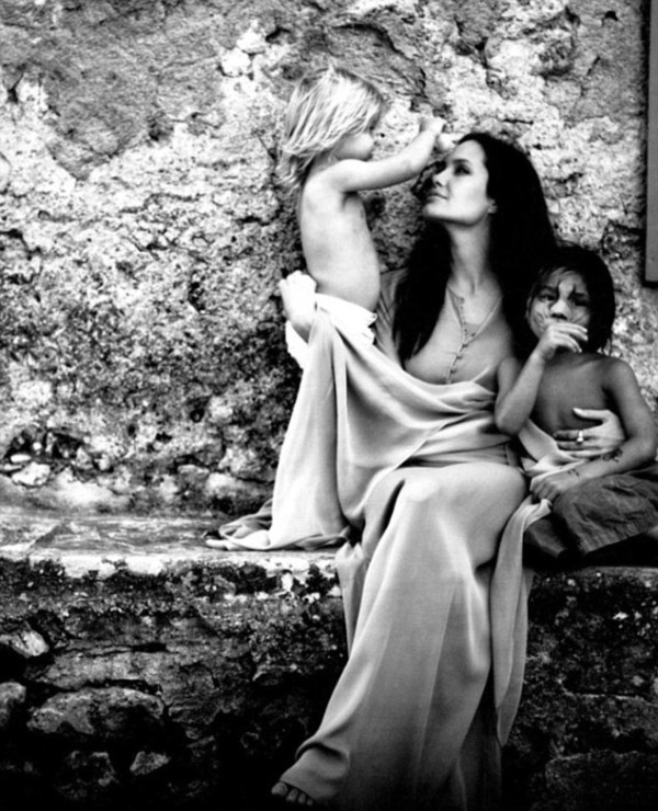 朱莉曝生活私照多出自皮特之手 为新片《海边情事》造势