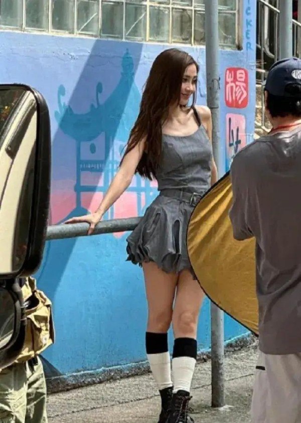 37岁Angelababy比基尼照刷屏！颜值争议背后，女星的「形象内卷」困局