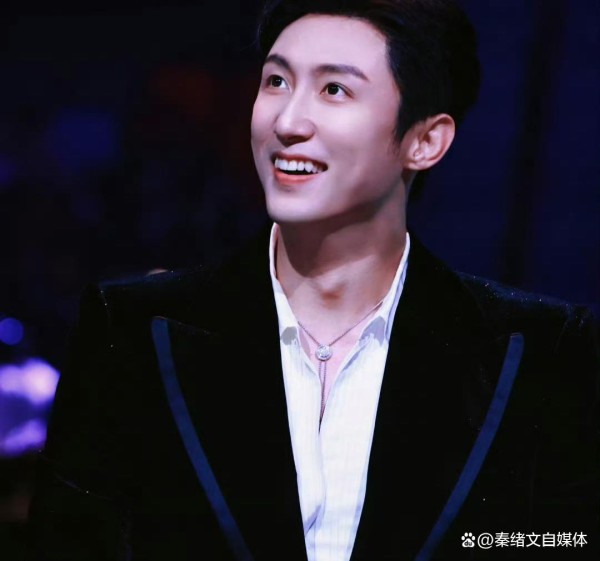 内娱活人天花板！黄景瑜庆功宴素颜干饭，别人营业他纯做自己