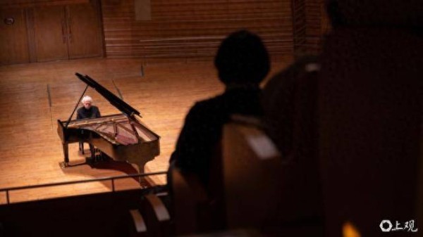 巴赫作品点亮古典之夜,席夫爵士独奏申城