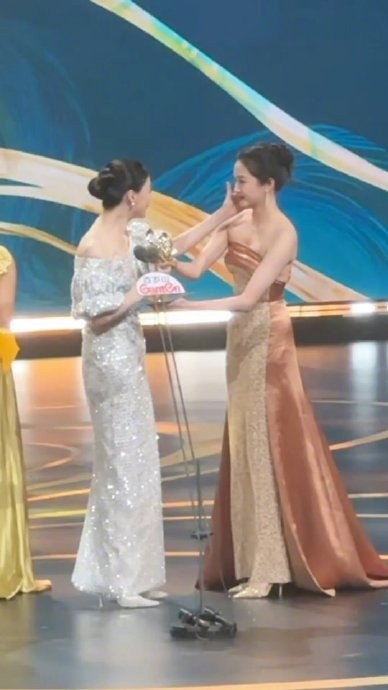 蒋欣获奖关晓彤落泪