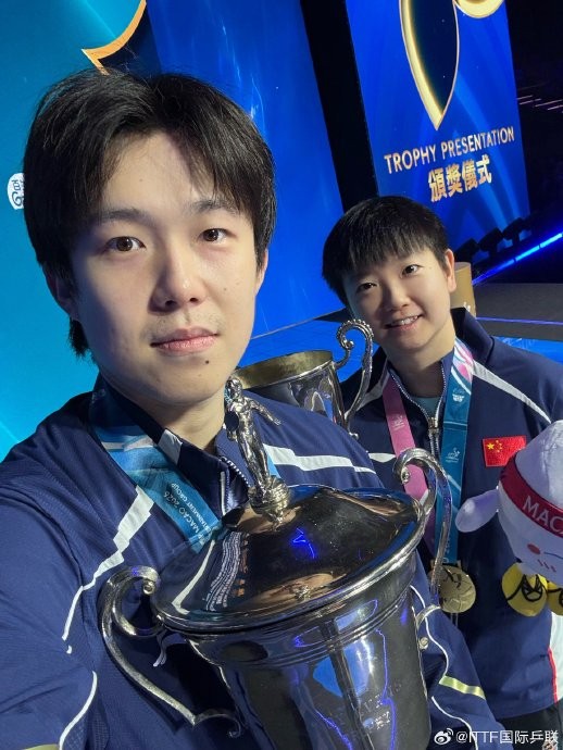 孙颖莎王楚钦澳门世界杯双冠推让手机瞬间