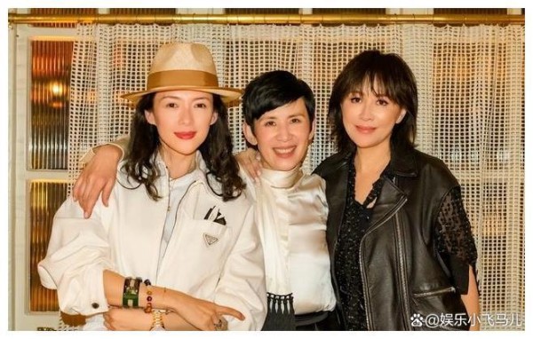 章子怡刘嘉玲吴君如罕同框，三位女神聚会小酌，搭肩合影关系超好
