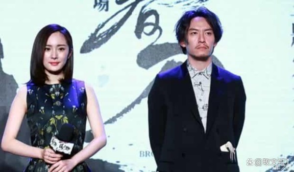 两人合影里杨幂略显腼腆，轻挽着戴眼镜的俊朗帅哥手臂，气质干净又养眼，快来猜猜这位男士是谁