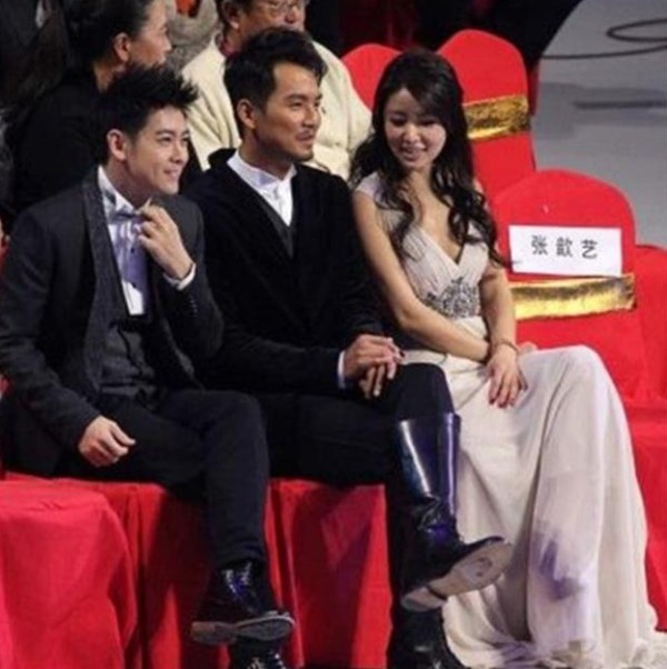 明星们的“尴尬”同框照片，景甜被“非礼”，胡歌的表情却亮了