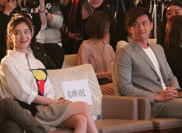 明星们的“尴尬”同框照片，景甜被“非礼”，胡歌的表情却亮了