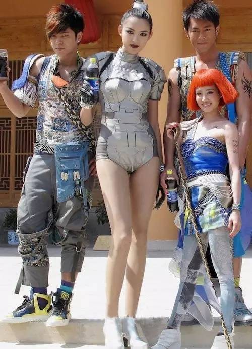 明星们的“尴尬”同框照片，景甜被“非礼”，胡歌的表情却亮了