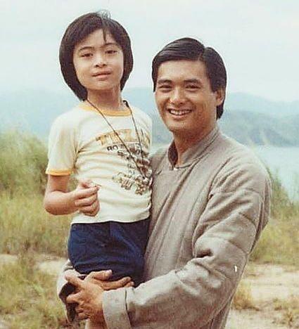 明星罕见老照片：那英宋丹丹同框，张国荣带眼镜站北影厂门口