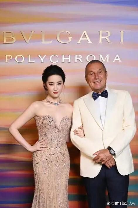 刘亦菲同框欧美明星赢麻了！冷白皮白到突出，这肤色状态谁看了不羡慕