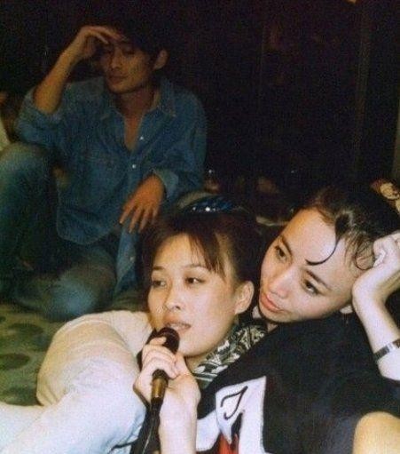 明星罕见老照片：那英宋丹丹同框，张国荣带眼镜站北影厂门口