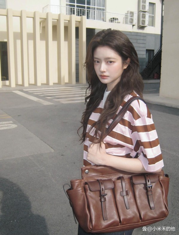 徐若晗这组街拍太绝了！条纹衫+牛仔裤才是永不过时的逛街神搭！