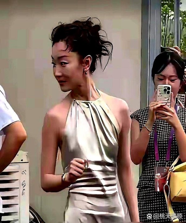 周冬雨最近在时装周上引起了热议...@桃夭画颜的动态