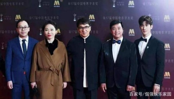 华表奖周星驰低调现身，颁奖全过程镜头不超过5秒，奖项意义深远