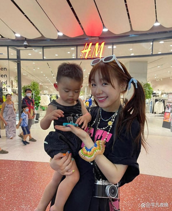 红毯双膝跪地引众怒！徐梦洁颁奖礼争议背后，是不火女星的无奈？