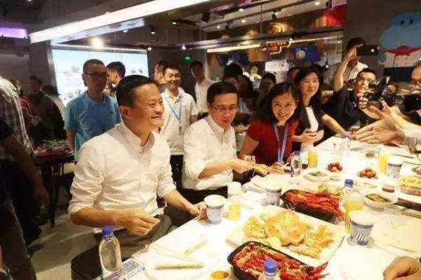 结合一个新零售企业案例,谈谈它所采取的新零售策略有哪些？