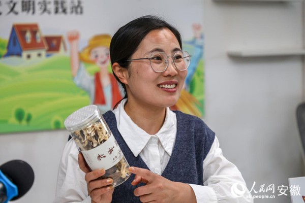 丁秀荷介绍赤松茸产品。人民网记者 陶涛摄