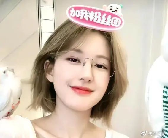 高调直播“带货”,被人民日报点名的赵露思,这一次让网友刮目相看