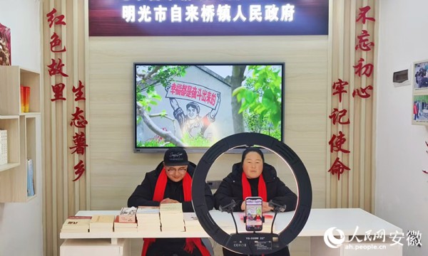 正在直播中的叶乃萍(右)。人民网记者 周坤摄