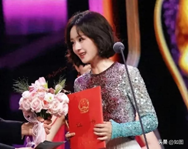 如图：在中国影视行业，飞天奖一直以来被视为权威的象征，吸引着无数优秀演员和制作团队的参与，今年的颁奖典礼却引发了轩然大波，尤其是赵丽颖与殷桃之间的争议，成为了公众热议的话题，赵丽颖因其在《风吹半夏》中的表现成功摘得视后桂冠，而殷桃则因在《人世间》中的精彩演绎未能获得提名，这一结果让许多观众感到不解与遗憾

赵丽颖的获奖无疑是对她多年努力与才华的认可，她在多个热播剧中的出色表现，使得她积累了庞大的粉...