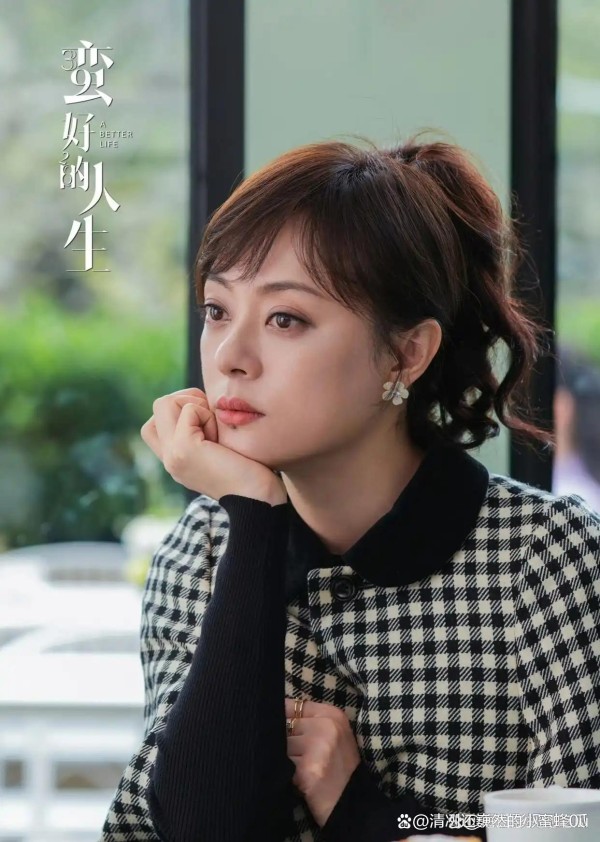 孙俪本离白玉兰视后只差一步,却被杨紫半路赶超,网传还有人暗中发话。她的《蛮好的人生》收视不俗,最终却遗憾落选