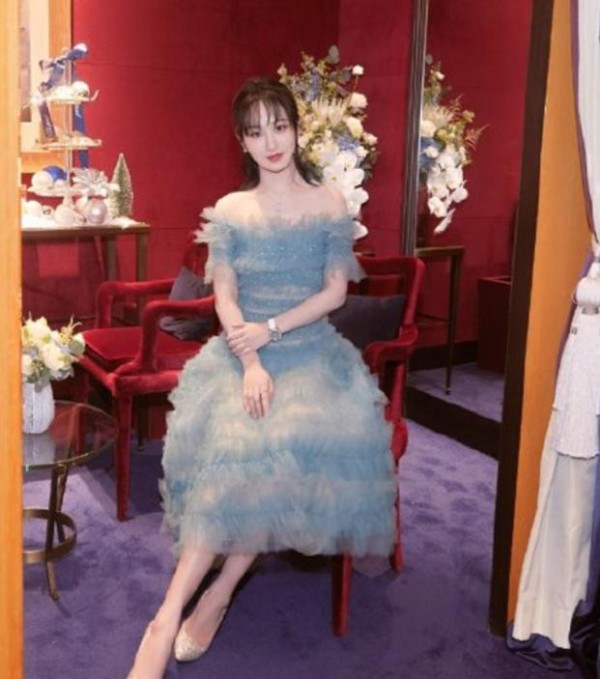 李现杨紫获奖隔空秀恩爱！欧阳娜娜和绯闻男友陈飞宇首次同框超甜