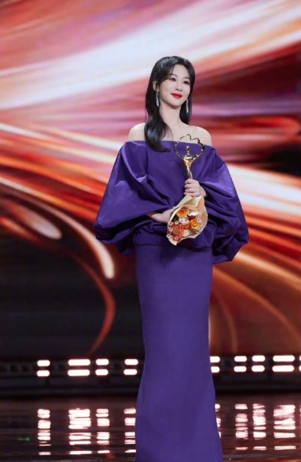 杨紫三封微博Queen：从国民闺女到顶流女王的荣耀之路