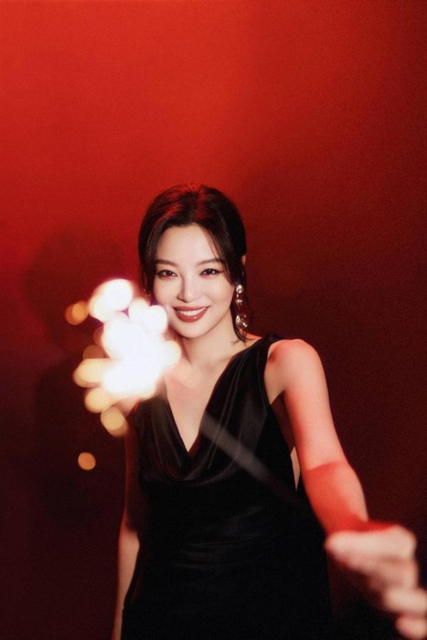 辛芷蕾开心放烟花,活力十足。