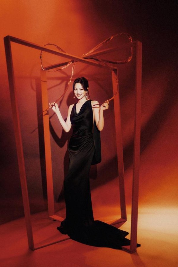 辛芷蕾身材高挑,气质在线。