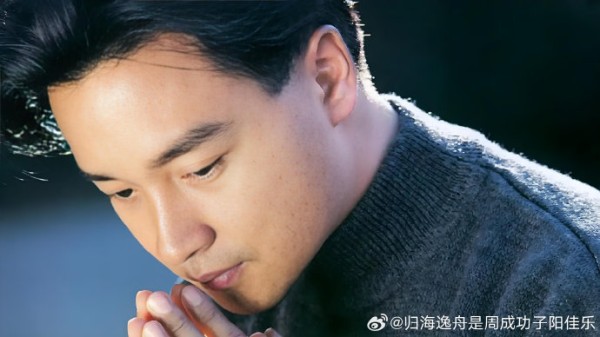 每年4月1日,因张国荣的离世,这个愚人节有了特殊意义。我虽在他离世后才知晓他,但深入了解后,深感他是个传奇。张国荣1956年生于香港,少年赴英留学,后返港开启演艺生涯。1977年获歌唱大赛亚军后出道,1982年凭《烈火青春》获金像奖提名。1984年《Monica》风靡,他成为天王巨星。他不仅在歌坛成绩 