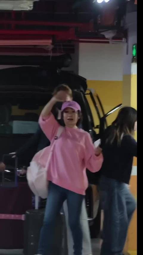 我的老天奶，你说这是潘迎紫81岁的状态吗，这状态去参加浪姐都可以了吧！