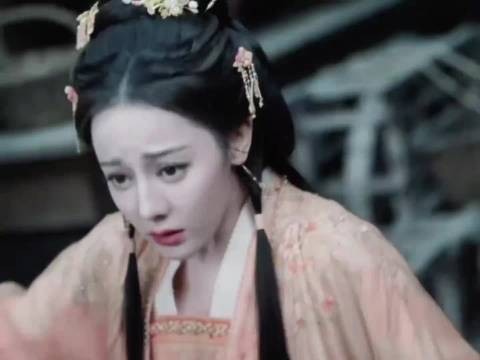 迪丽热巴新造型惊艳亮相,艳鬼风格引热议