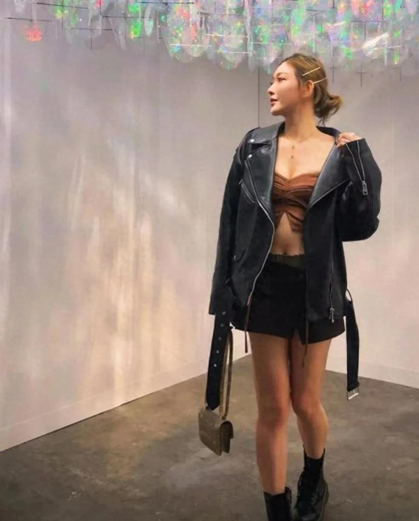 前TVB女星被集邮主动搭肩膀合影,惨遭P图被指似妖精,本人毫不在意