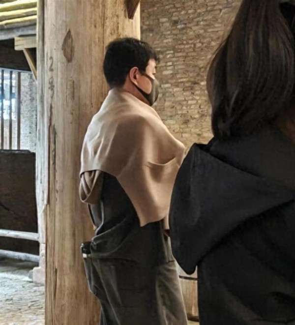 佟大为现身景德镇！与粉丝合影皮肤黝黑，关悦太素路人直呼认不出