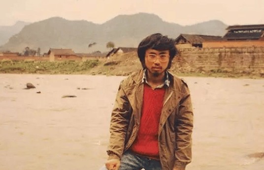 原创他15岁考上北大，被爱情所伤成天才诗人，25岁自杀留下9字遗言