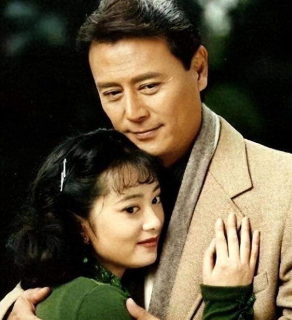 娱乐圈最干净的她，嫁小丈夫18年零绯闻，婆媳关系太好