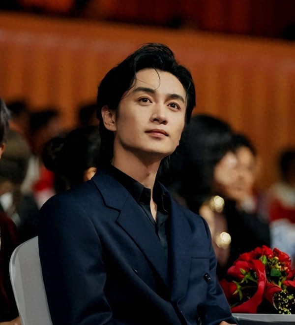 没想到，与陈妍希离婚刚1年，38岁陈晓竟被知名女明星猛烈表白