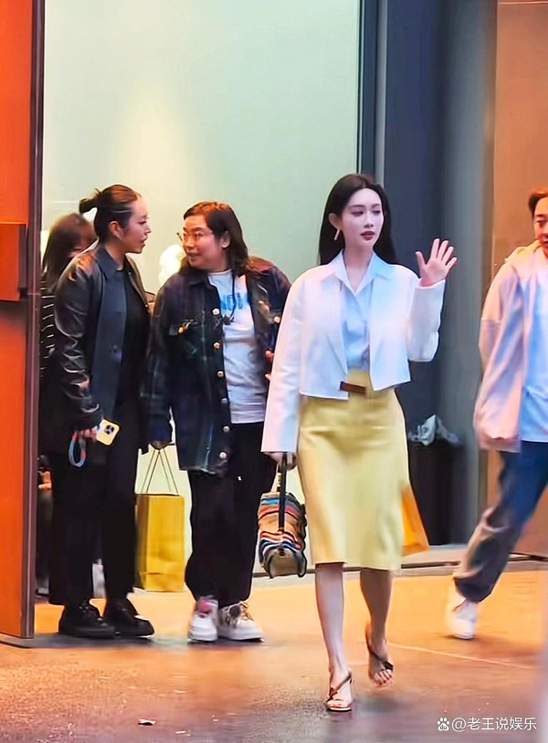 30岁孟子义现身景德镇，穿裙子参加品牌活动活力四射，“妥妥的知性美女”