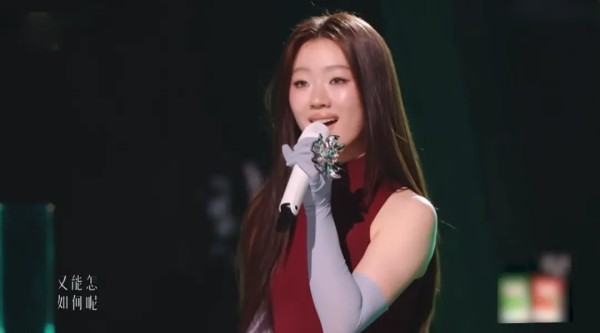 ▲单依纯在《歌手2024》演唱《李白》（图/视频截图）